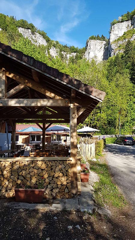 restaurant-la-cascade-la-frasnee-clairvaux-les-lacs-terrasse-restaurant